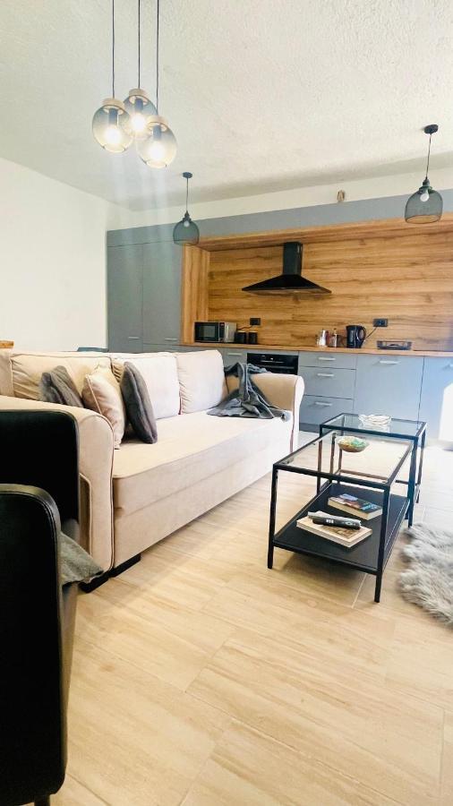 Modern Apartment With Fireplace & Stylish Kitchen Канфанар Екстериор снимка