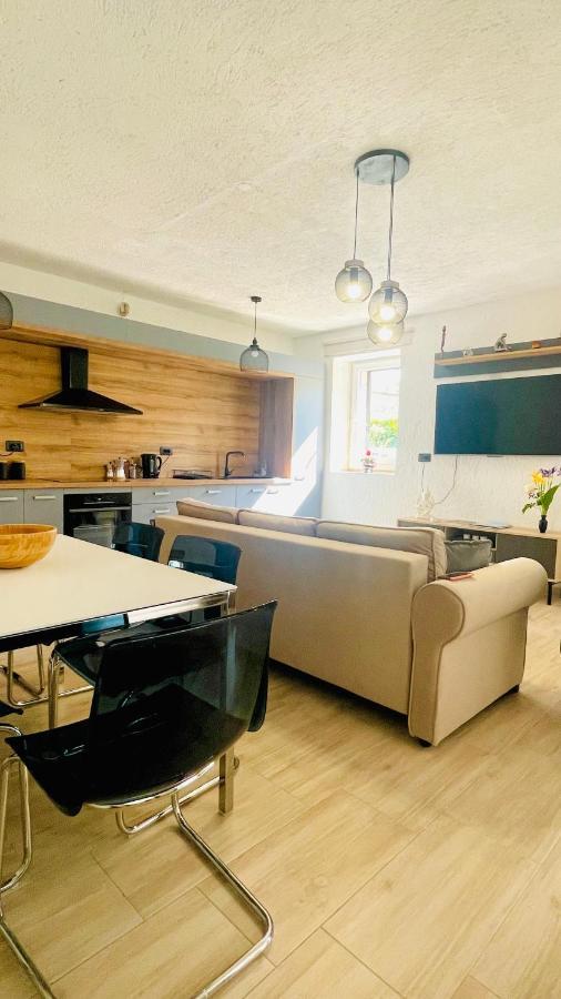 Modern Apartment With Fireplace & Stylish Kitchen Канфанар Екстериор снимка