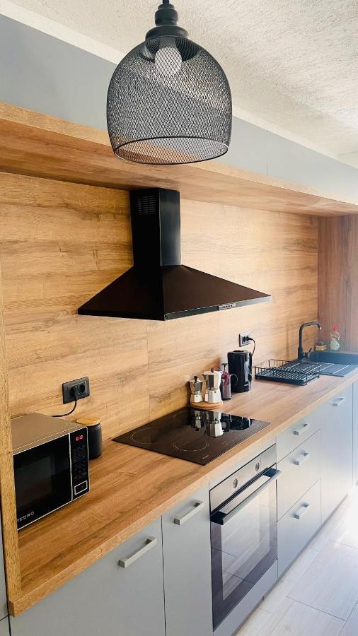 Modern Apartment With Fireplace & Stylish Kitchen Канфанар Екстериор снимка